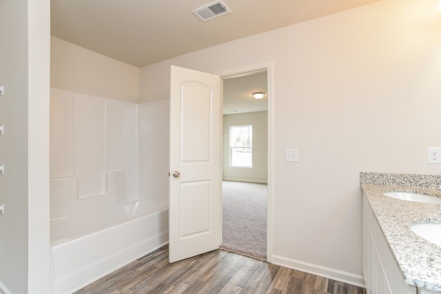 Building Photo - 4026 Lake Russell Dr