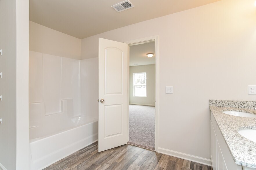 Building Photo - 4037 Lake Russell Dr