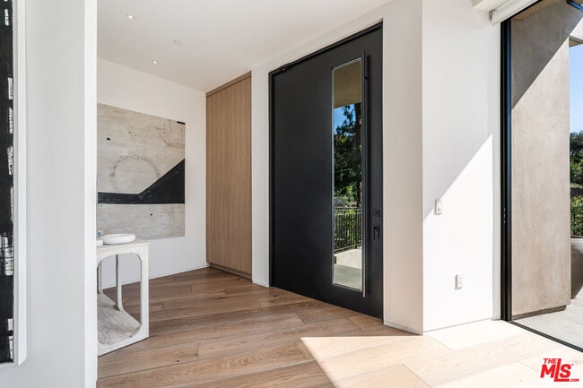 Building Photo - 1205 Las Lomas Pl