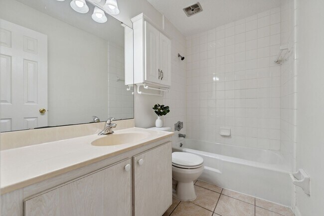 Building Photo - "Spacious 2-Bed Condo with Modern Upgrades in Prime Casselberry Location"