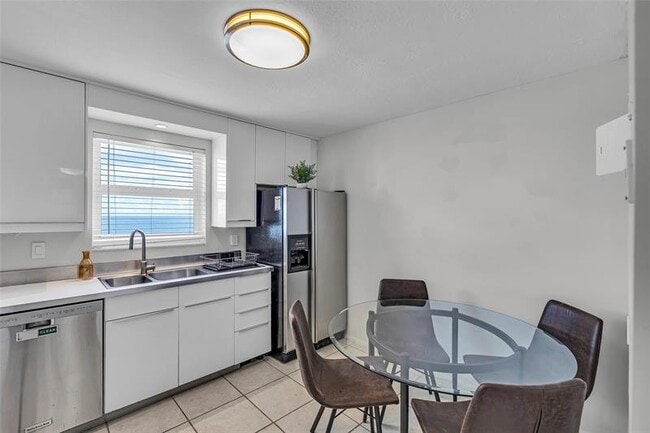 Building Photo - 3015 N Ocean Blvd