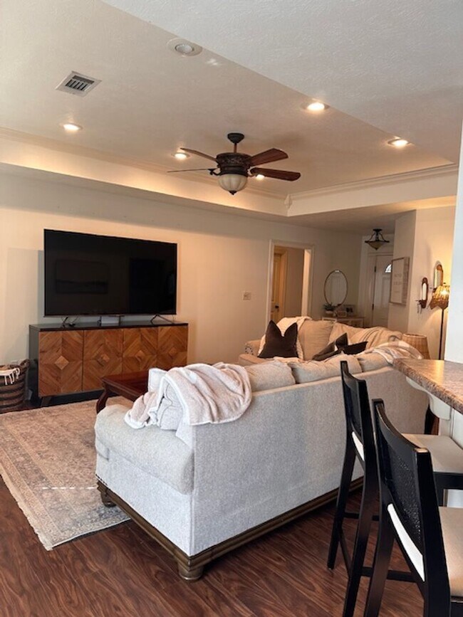 Building Photo - Ridgewood West End Home