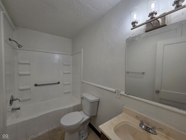 Building Photo - 702 W 23rd St