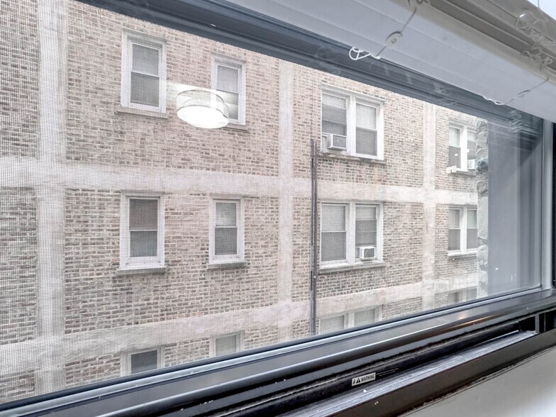 Building Photo - 545 W Belmont Ave