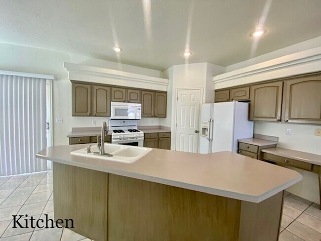Building Photo - SPACIOUS HOME FOR RENT!