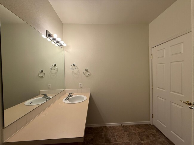 Building Photo - 4 Bed 3 Bath Gated Townhome Near Maplewood Golf