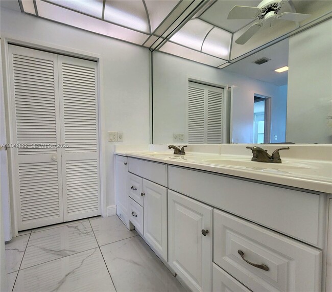 Building Photo - 3505 S Ocean Dr