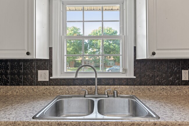 Building Photo - 1200 Tishoff Dr