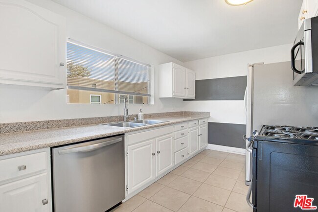 Building Photo - 1239 S Orange Dr