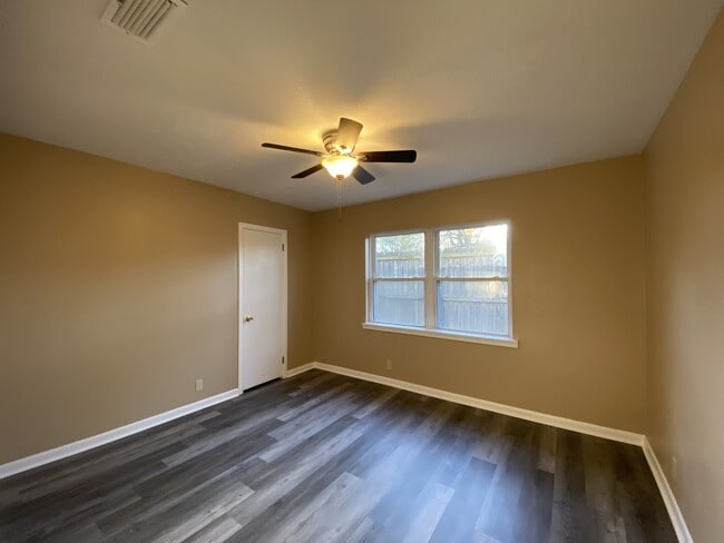 Building Photo - 2 Knightsbridge Pl