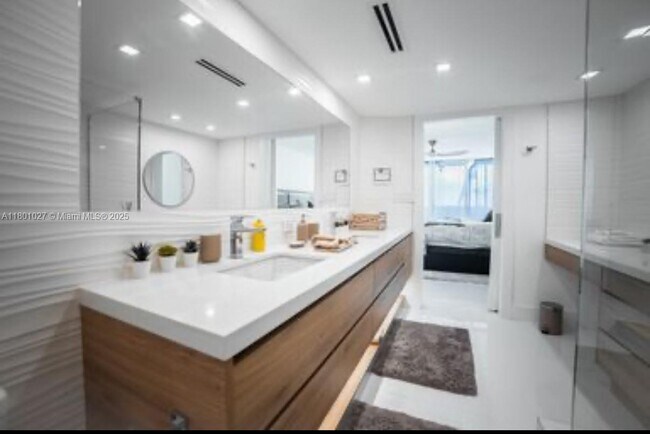 Building Photo - 5600 Collins Ave