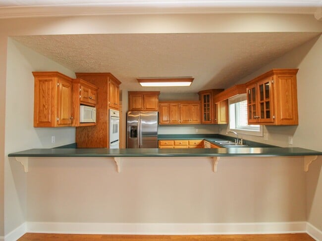 Building Photo - Spacious home!