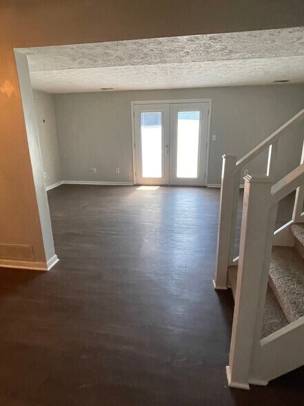 Building Photo - 433 Country Club Dr
