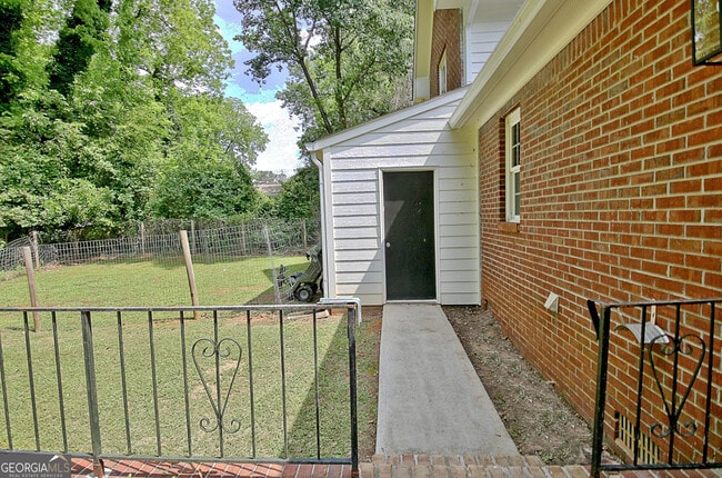 Building Photo - 105 Rose Ct
