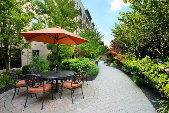 Building Photo - 619 Adams St