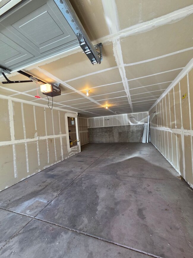 Building Photo - 3 Bedroom 2.5 Bath Close to UNR!