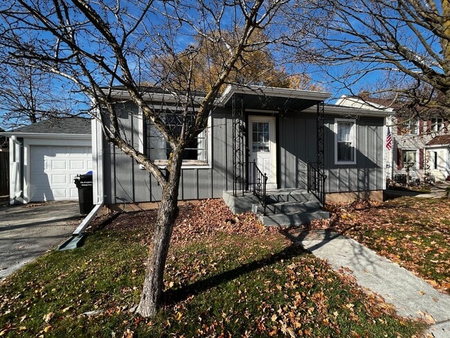 Building Photo - 1831 S Oneida St