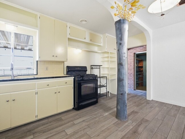 Building Photo - Charming 2-Bedroom Home with Vintage Character & Modern Comforts