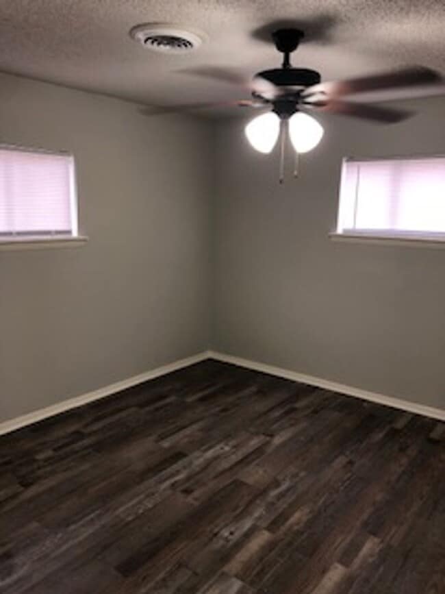 Building Photo - 3 bed 1 bath home
