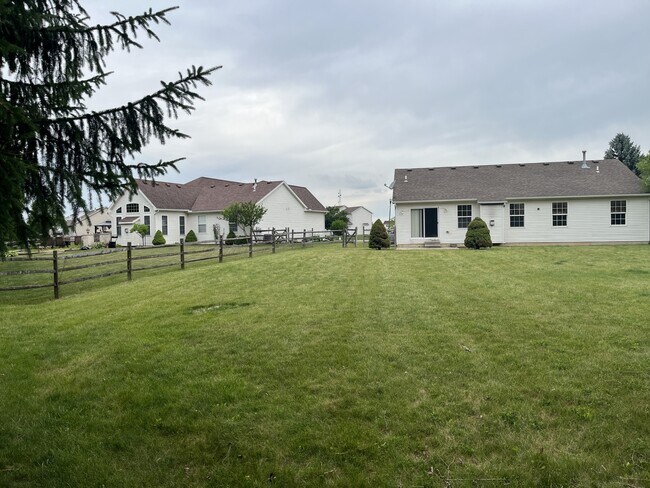 Building Photo - 5858 Sarah Lake Dr