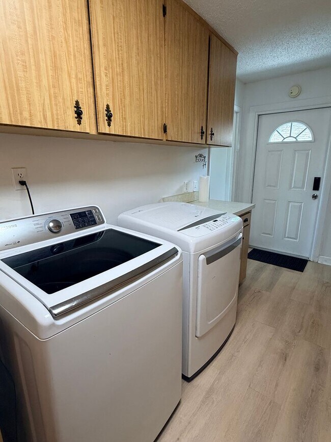 Building Photo - Beautifully Remodeled Lake Front Solar home. Call Sheila Campbell 407-687-7900
