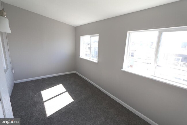 Building Photo - 1235 Owen Pl NE