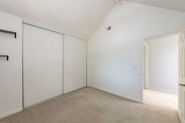 Building Photo - Convenient, Spacious Townhome for Rent in ...