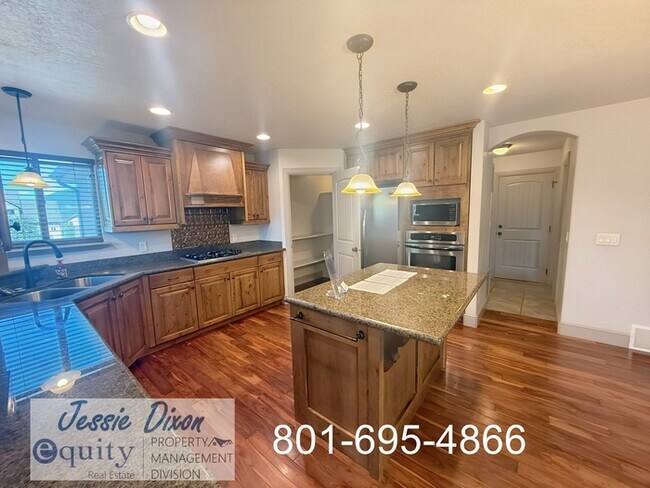 Building Photo - 5725 Brook Cir