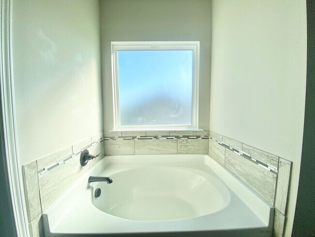 Building Photo - $1000 OFF 1st month rent!!!!Guyton Beauty!...