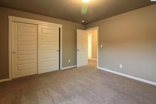 Building Photo - Large 4 Bed, 2.5 Bath West Pasco Home