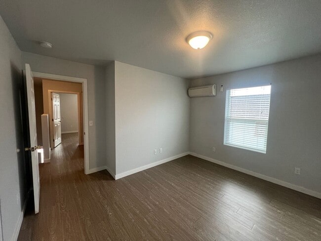 Building Photo - land03