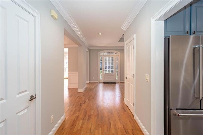 Building Photo - 3206 Windsor Lake Dr NE