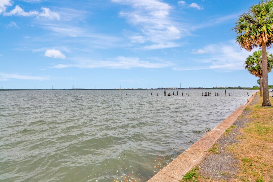 Building Photo - 2223 Gordon St