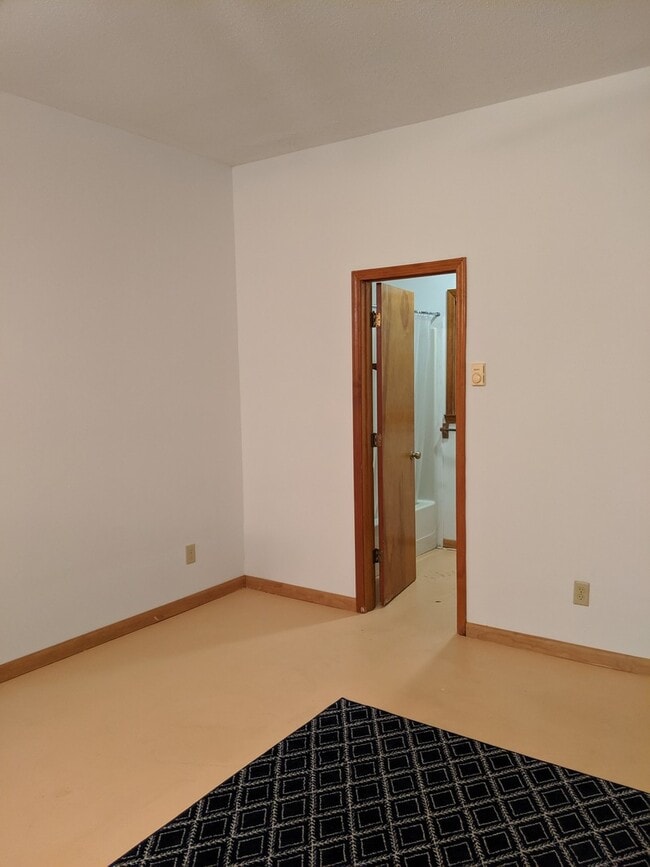 Building Photo - ***SCHOOL YEAR RENTAL ONLY Available through MAY 15TH ***