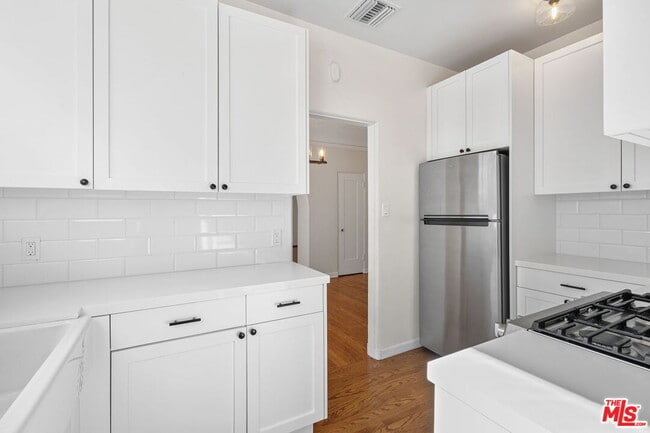 Building Photo - 1142 S Clark Dr