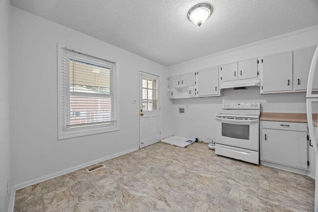 Building Photo - 110 Moore Rd