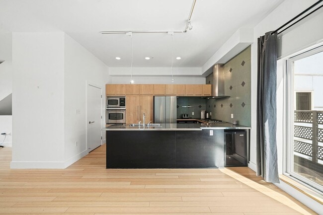 Building Photo - Modern 3BD, 3.5BA Five Points Townhome wit...