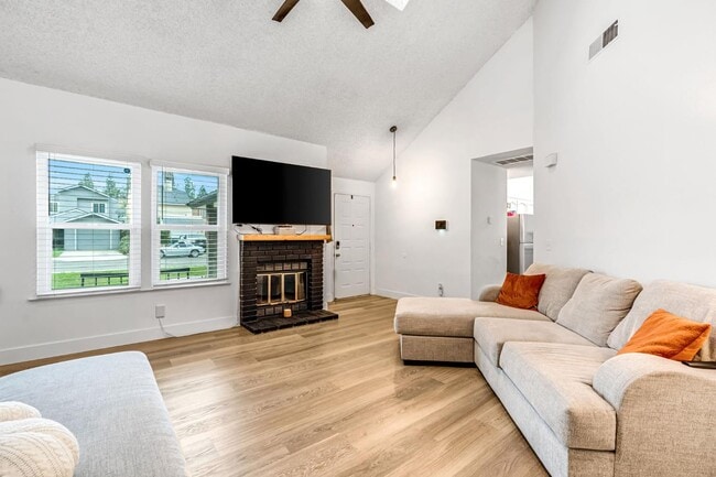 Building Photo - 3656 W Harvard Ave