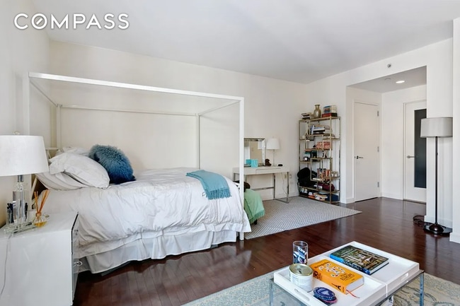 Building Photo - 225 E 34th St