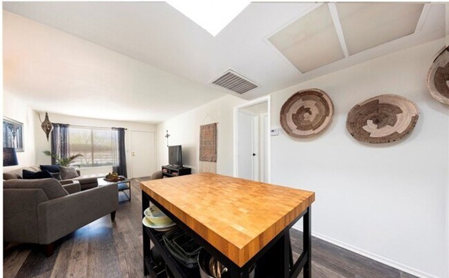 Building Photo - CLEAN & QUIET 2 BED 1 BATH CONDO