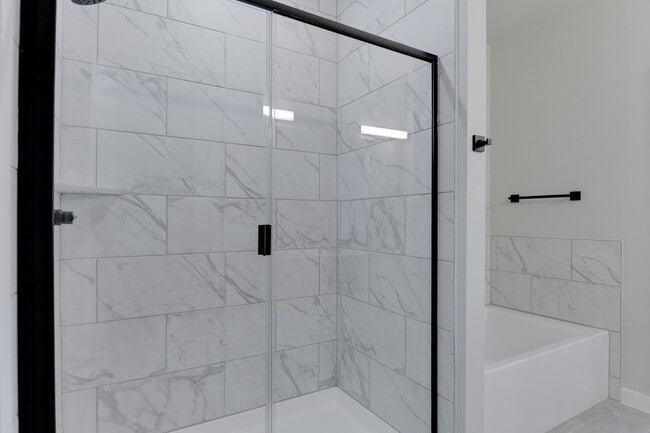 Building Photo - AVAILABLE NOW! OFFERING 100% OFF YOUR 1ST FULL MONTHS RENT WHEN YOU SIGN A 12 MONTH LEASE!