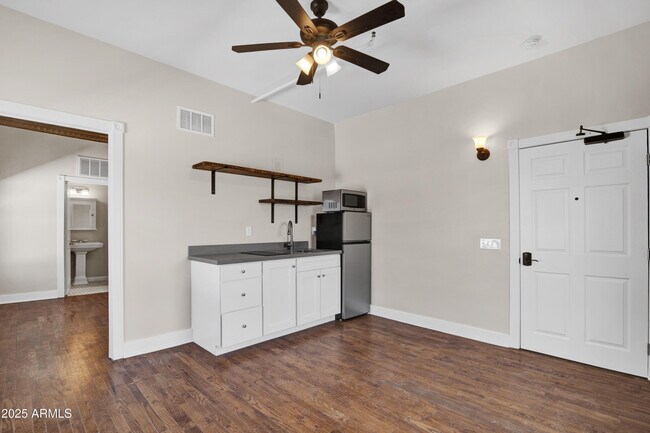 Primary Photo - 5753 W Glendale Ave