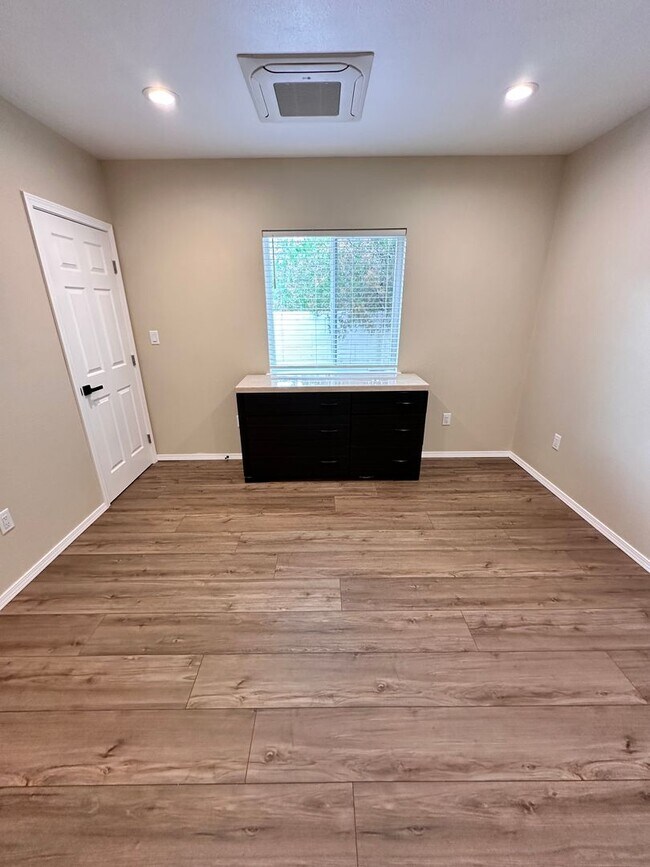 Building Photo - Coming Soon! 1 Bedroom 1 Bathroom with Ref...