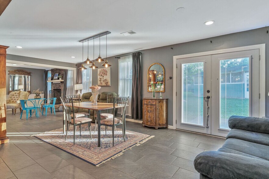 Building Photo - 808 Roseview Dr