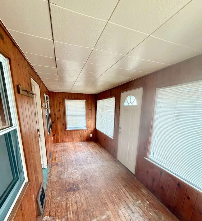 Building Photo - 3 Bedroom with a bonus room, 1 Bath Available!