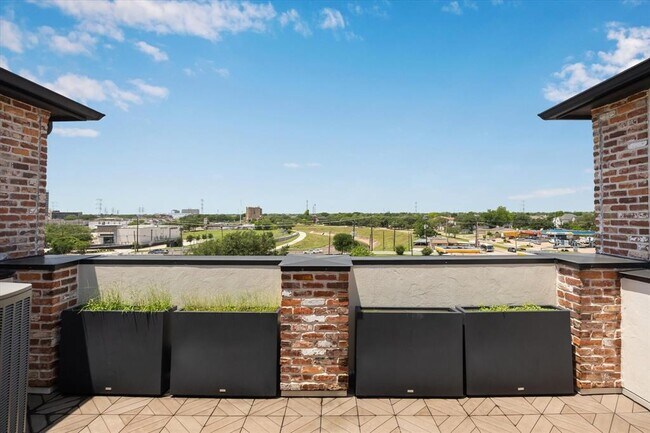 Building Photo - 3850 Glen Arbor Dr