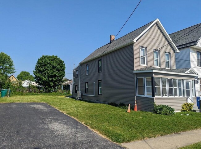 Building Photo - 28 Sidway St