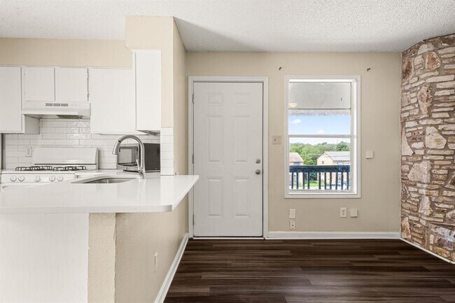 Building Photo - 608 Bracewood Cir