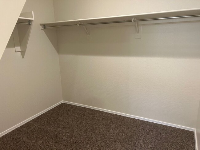 Building Photo - 4 Bedroom Home