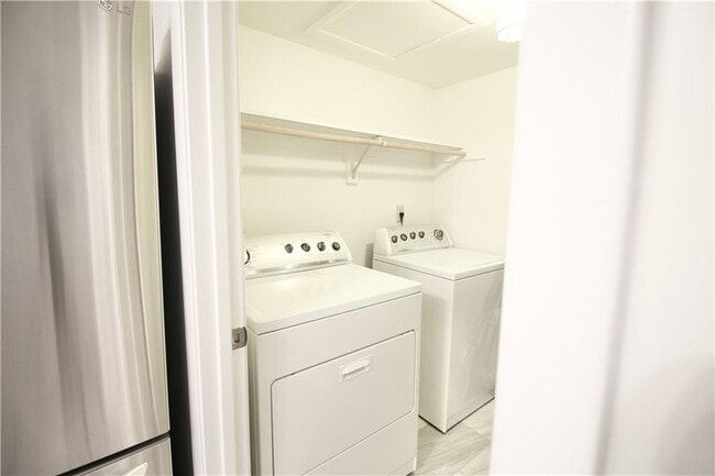 Building Photo - 34 Little Silver Ct